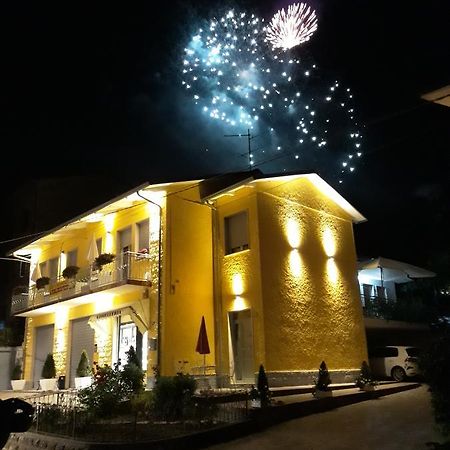 Bed And Breakfast Lo Scrigno Polinago Bagian luar foto